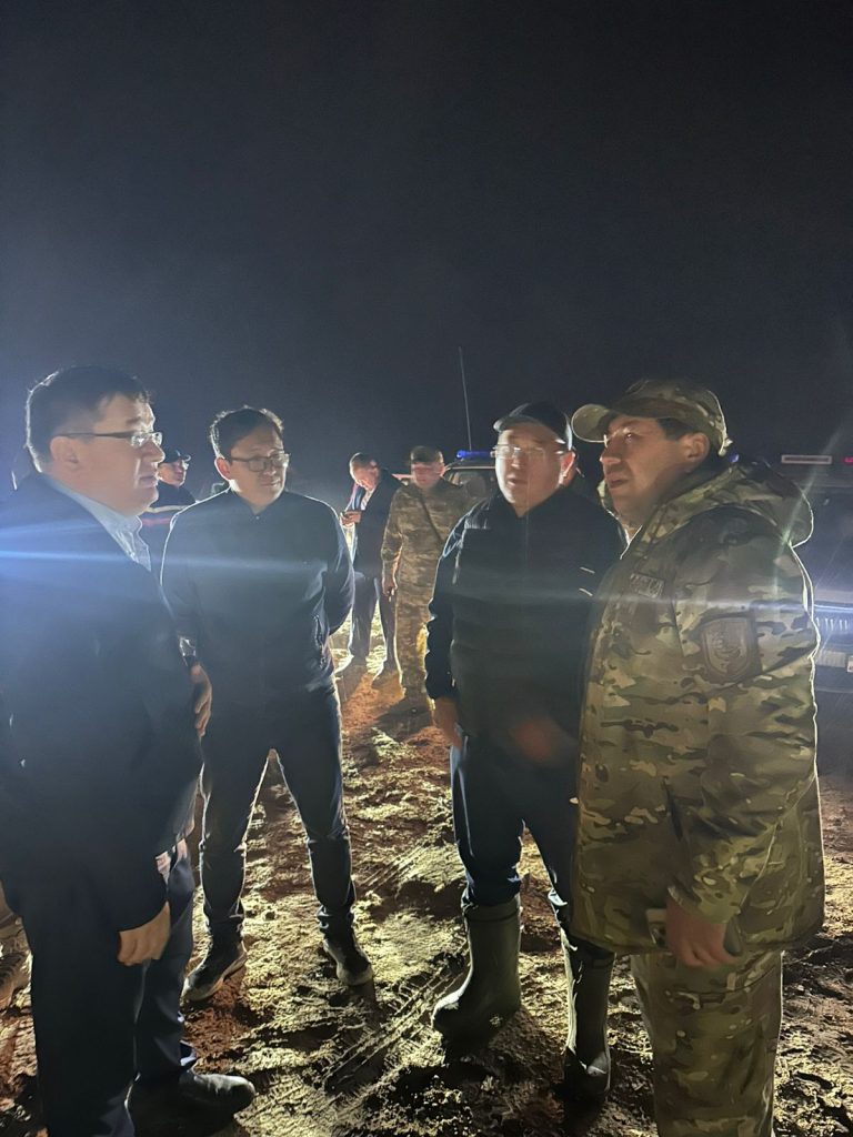 Аким Алматинской области Марат Султангазиев прибыл на горящий полигон ТБО