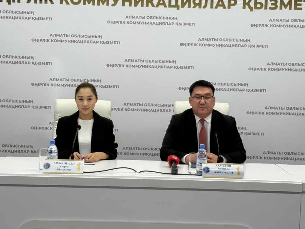 Алматы облысында сауда саласын реттеу және тұтынушылардың құқықтарын қорғау нәтижелері         Алматы облысында сауда саласын реттеу, тұтынушылардың құқықтарын қорғау және әлеуметтік маңызы бар азық-түлік тауарларының бағасына бақылау жұмыстары бойынша 2025 жылдың 11 айындағы негізгі нәтижелер Өңірлік коммуникациялар қызметінде өткен баспасөз мәслихатында баяндалды. Осы мәселелер жөнінде Алматы облысы бойынша Сауда және тұтынушылардың құқықтарын қорғау департаментінің басшысы Ахметов Жеңісбек мәлімдеді. 	Әлеуметтік маңызы бар тауарларға жасалған мониторинг нәтижесінде сауда үстемесін 15 пайыздан жоғары қою деректері анықталып, заң талаптарын бұзған 43 кәсіпкер әкімшілік жауапкершілікке тартылған. Департамент бұл бағыттағы бақылауды жалғастырып, бағаның негізсіз өсуіне жол бермеуді басты назарда ұстап отыр. 	Баспасөз мәслихатында тұтынушылардың құқықтарын қорғау бағытындағы жұмыстар да айтылды. Биыл 2240 өтініш тіркеліп, олардың көп бөлігі бөлшек сауда, білім беру, туризм және электрондық сауда саласына қатысты болған. Өтініштердің нәтижесінде тұтынушыларға 165 млн теңге қайтарылып, шағымдардың 89 пайызы қанағаттандырылған. «Сапалы өнім» қозғалысы аясында жүргізілген тексерістерде техникалық талаптарға сай келмейтін 5 тауар анықталып регламентке сәйкес келмейтіні анықталған, деді Ахметов Жеңісбек. 	Облыста сауда саласын дамыту, бағаны тұрақтандыру, тұтынушылардың құқықтарын қорғау бағытында жұмыстар жүйелі жүргізіліп жатқанын атап өтті. Сонымен қатар, инвестиция тарту, базарларды жаңғырту және жәрмеңкелерді ұйымдастыру бағыттарында бірқатар түйткілдер бар екенін айтып, тиісті органдарға нақты ұсыныстар жолданғанын жеткізді.
